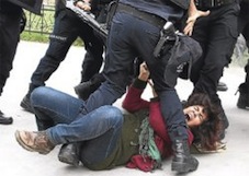 dolmabahcede_polisin_ilginc_yazismasi.jpeg