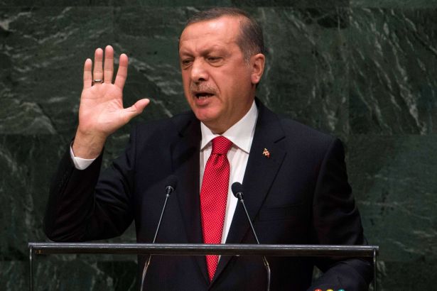 Cemil Hayek Yazdı: KAYNAYAN SULARDA YÜZMEK