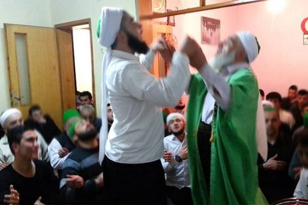 'İstismar edeceği kişileri zikirde, gençlerin arasından seçiyordu'
