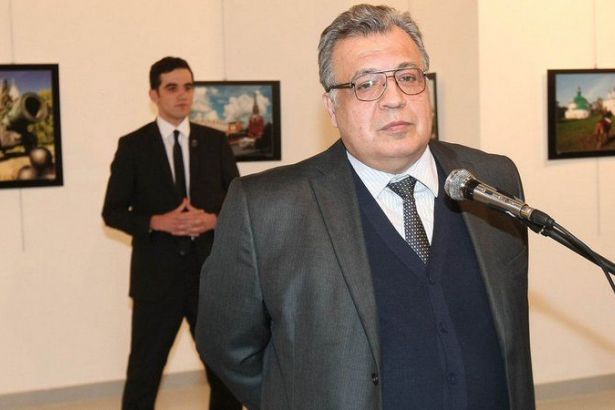 İdlib'de cihatçılar Karlov'un katilinin posterini taşıdı