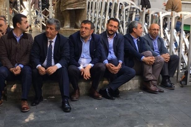 HDP'li vekillerden oturma eylemi ile ilgili görsel sonucu