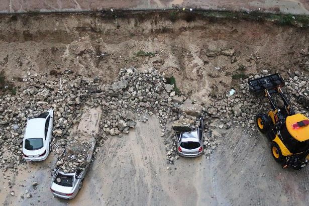 Merkez Haberleri: Karabükte istinat duvarı çöktü, 4 otomobilde hasar oluştu 4