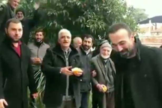 Fatih Portakalı portakal yiyerek protesto ettiler Fatih Portakalı portakal yiyerek protesto ettiler