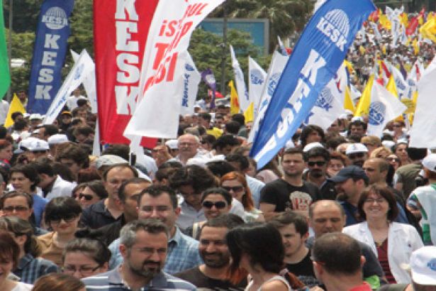 900 kişinin katıldığı mitingde, 1000 polis görev yaptı 900 kişinin katıldığı mitingde, 1000 polis görev yaptı