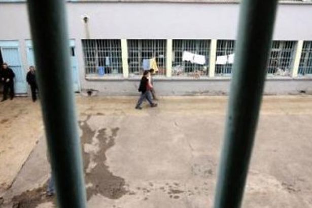 Bakanlık ‘çıplak arama’yı savundu: Kadında utanma hissi oluşmuş mu?