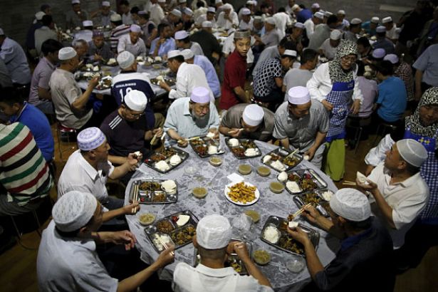 muslims_eat_meals_3346031b.jpg