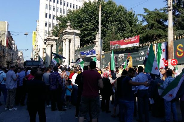 Taksimde ÖSO bayraklarıyla protesto Taksimde ÖSO bayraklarıyla protesto