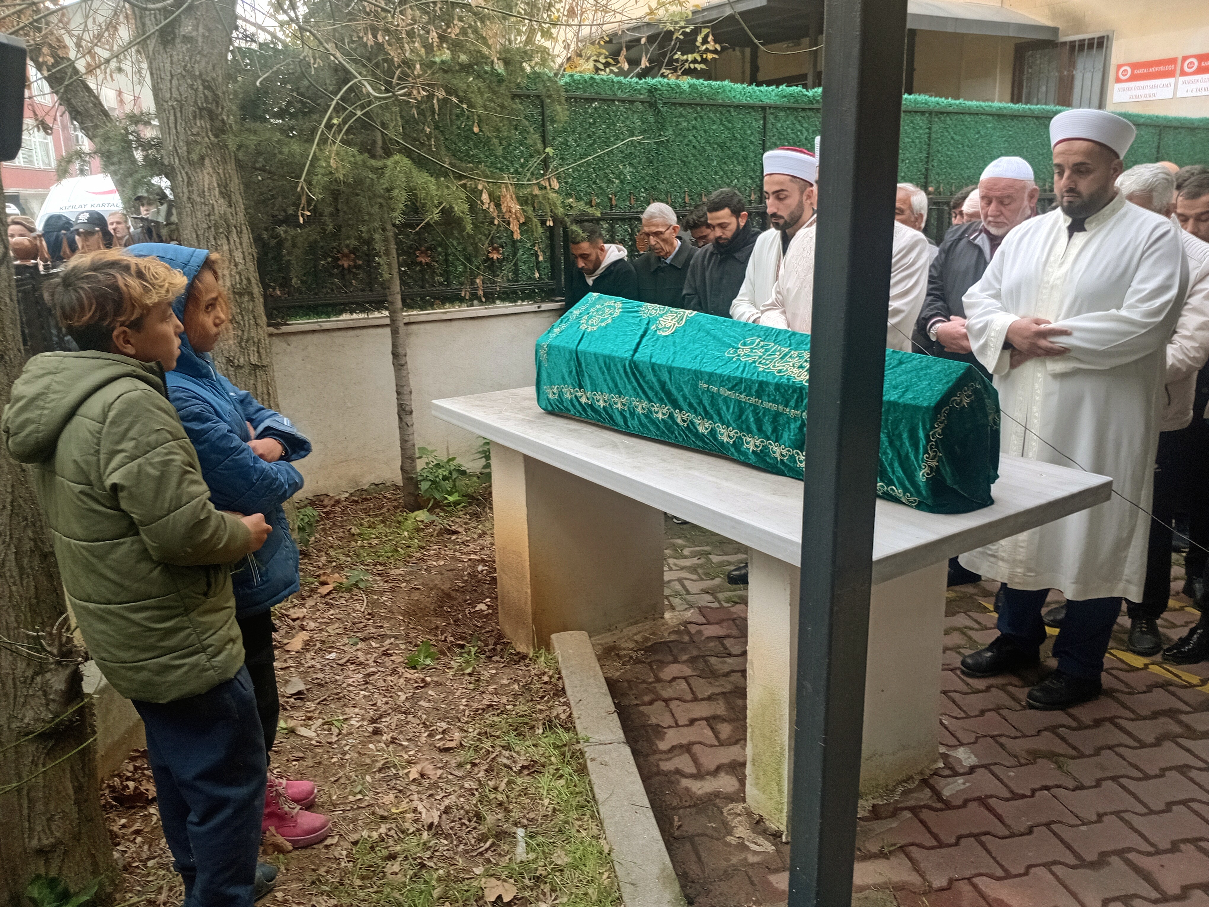 2 yaşındaki Özden'in tabutu önünde çocuklar...