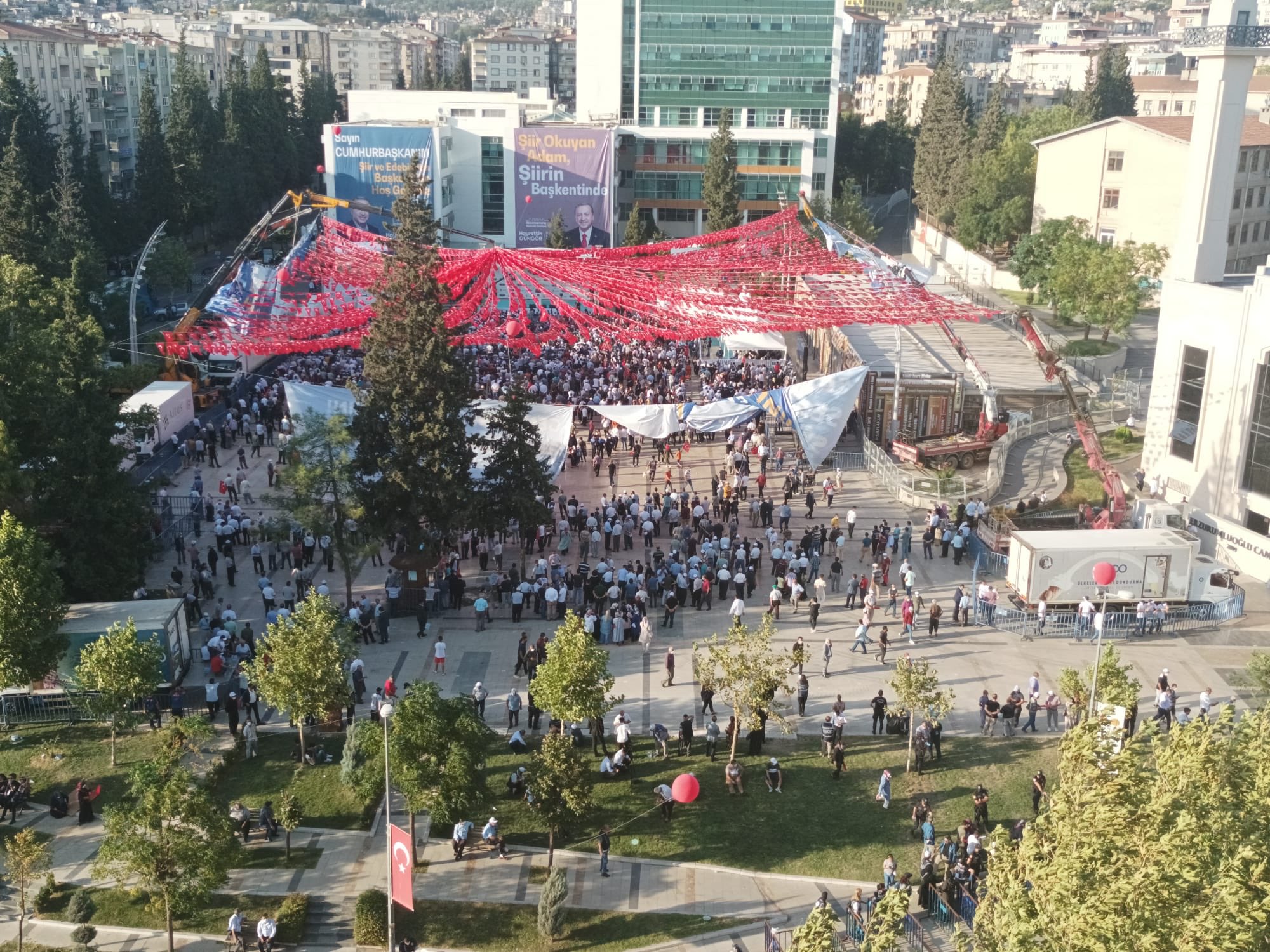 'Kamera oyunlarına aldanmayın, Erdoğan’ın mitinginin gerçek fotoğrafları bunlar'