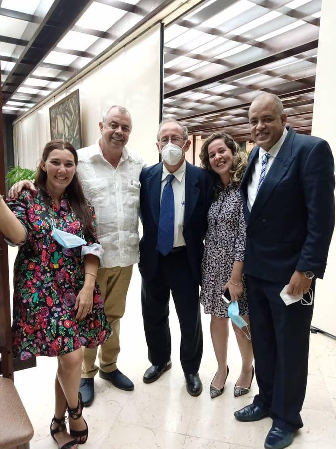 Dr. Agustin Lage ödül töreni sonrasında Küba Çocuk Tiyatrosu Küçük Arı Kovanı yönetmeni Carlos Alberto Cremata ile birlikte.
