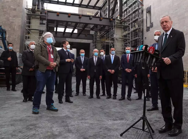 Erdoğan muhabirlerle mesafeyi kaldırdı