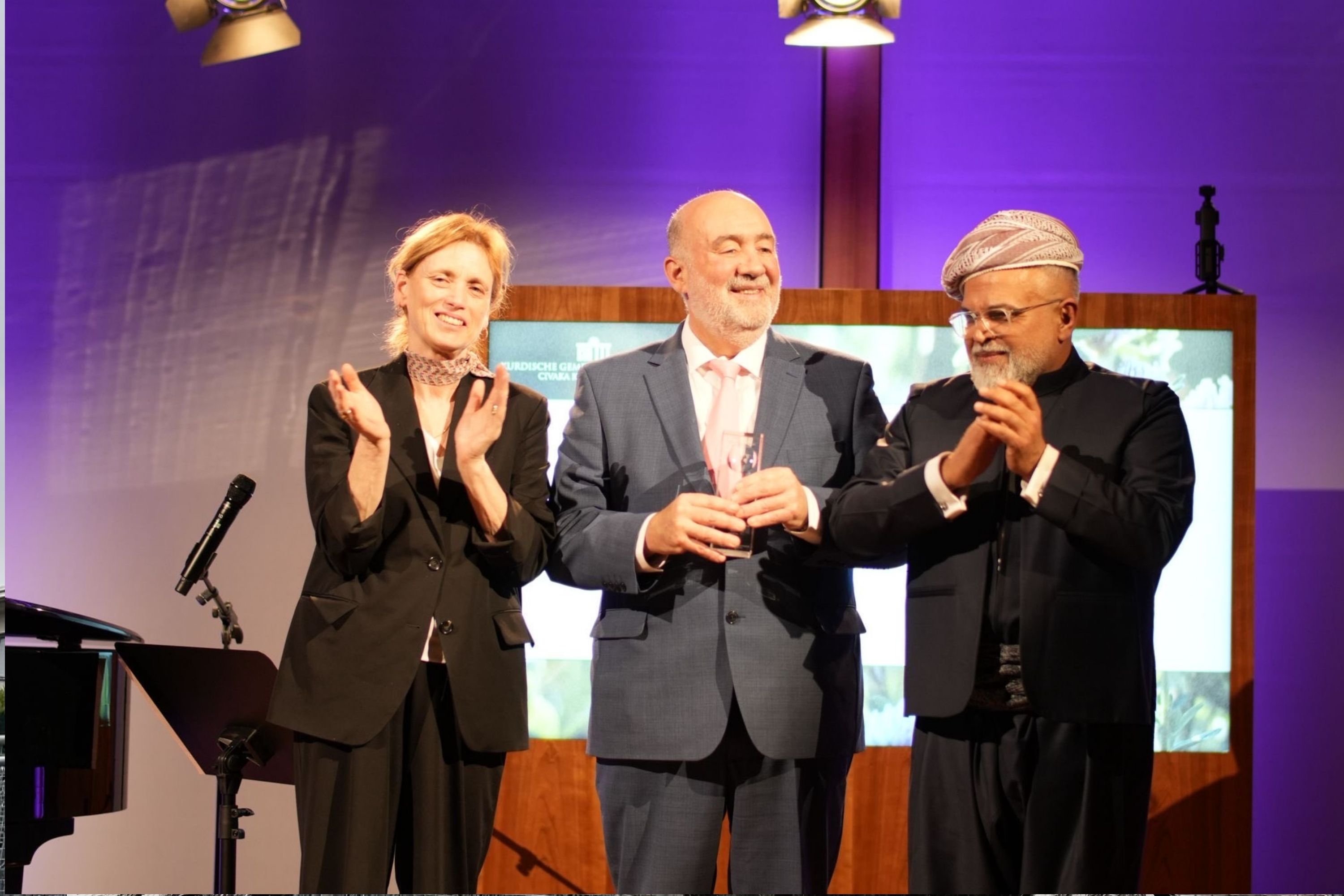 Almanya'da İsrail’in büyükelçisine 'Kürtlerin Dostu' ödülü