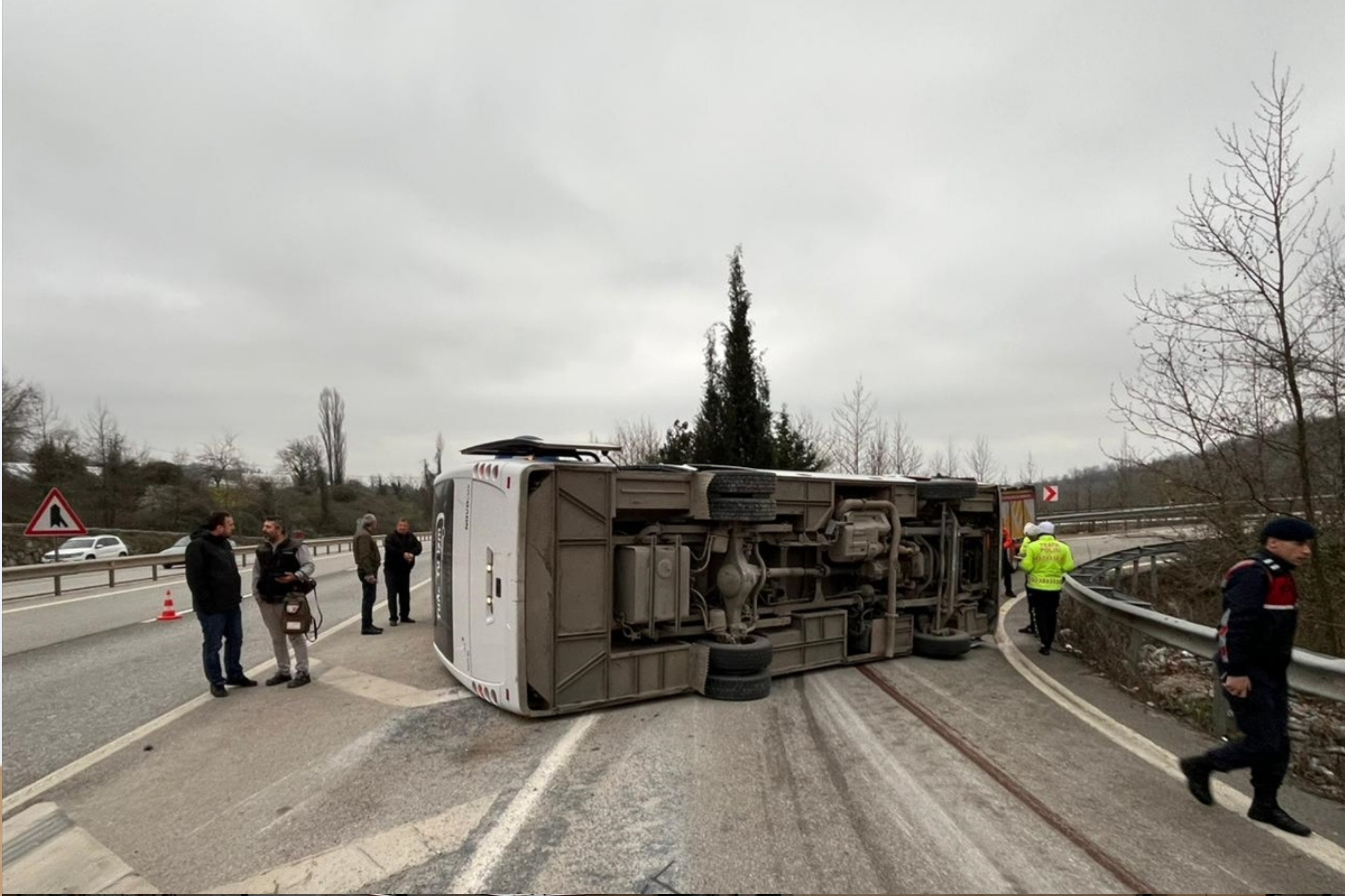 Yalova'da işçi servisi devrildi: 1 ölü, 20 yaralı