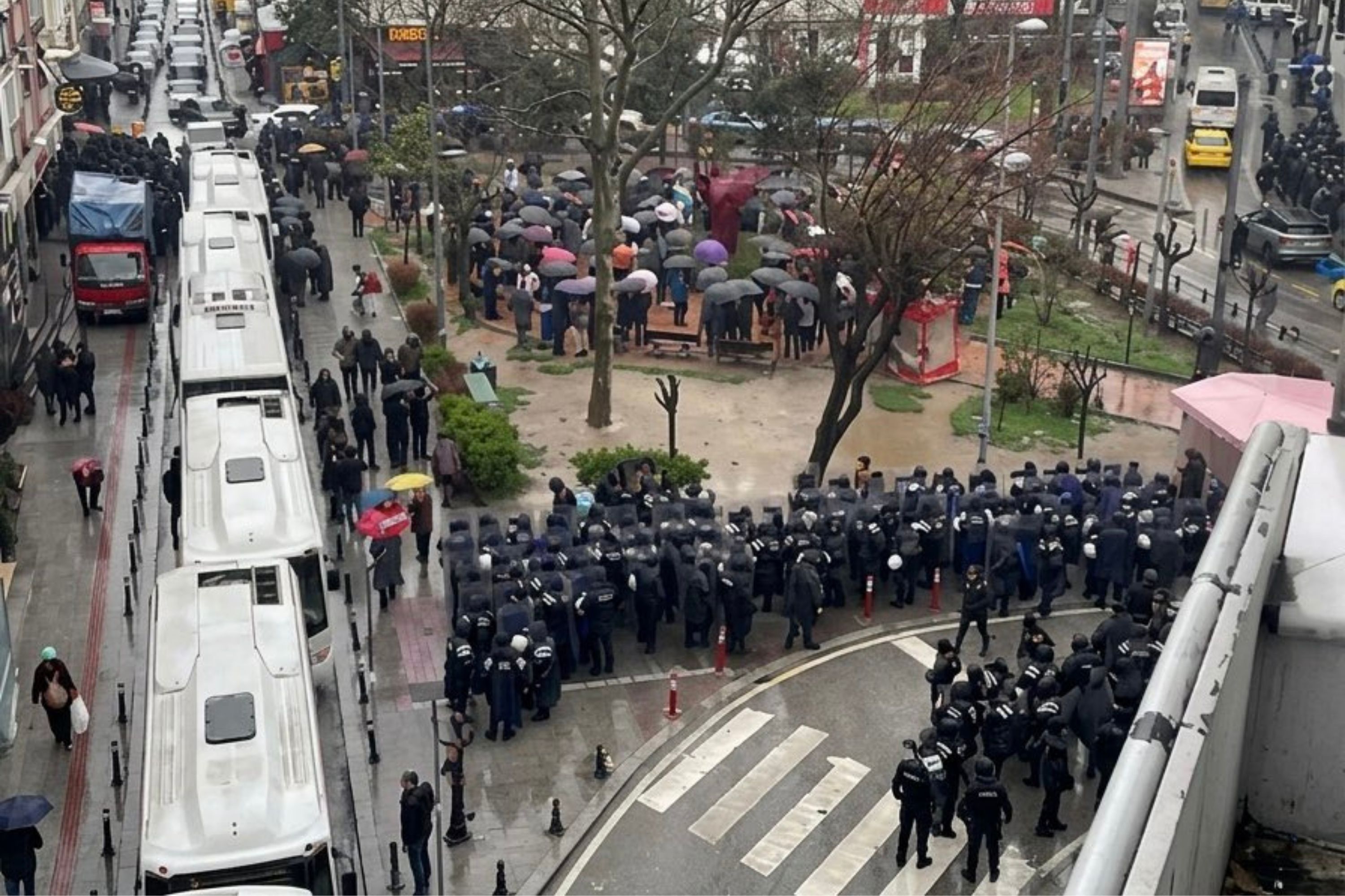 Kadıköy'de yurttaşlar gazetecilere özgürlük için toplandı: Yürüyüşe polis engeli