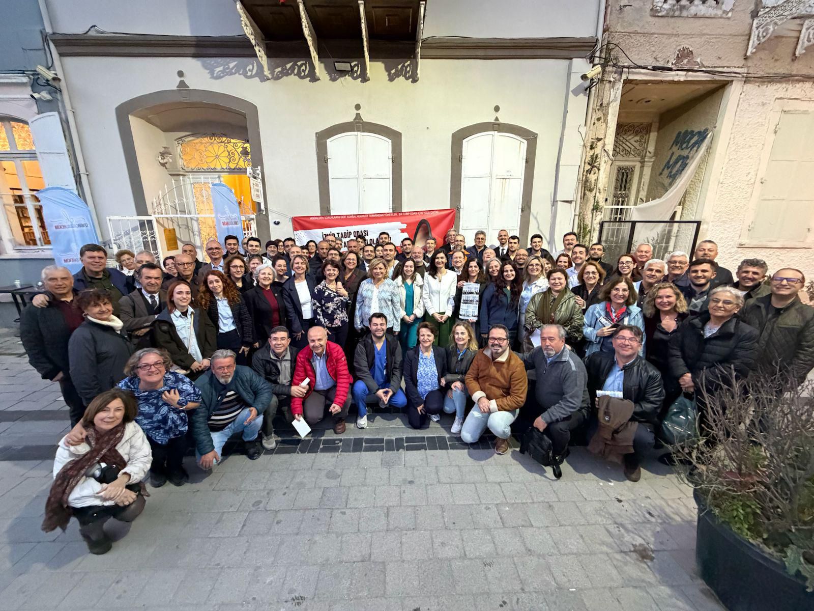 İzmir Çağdaş Hekim Grubu adaylarını ilan etti: 'Cumhuriyet değerlerine yönelik saldırılar sağlık alanını doğrudan etkiledi'