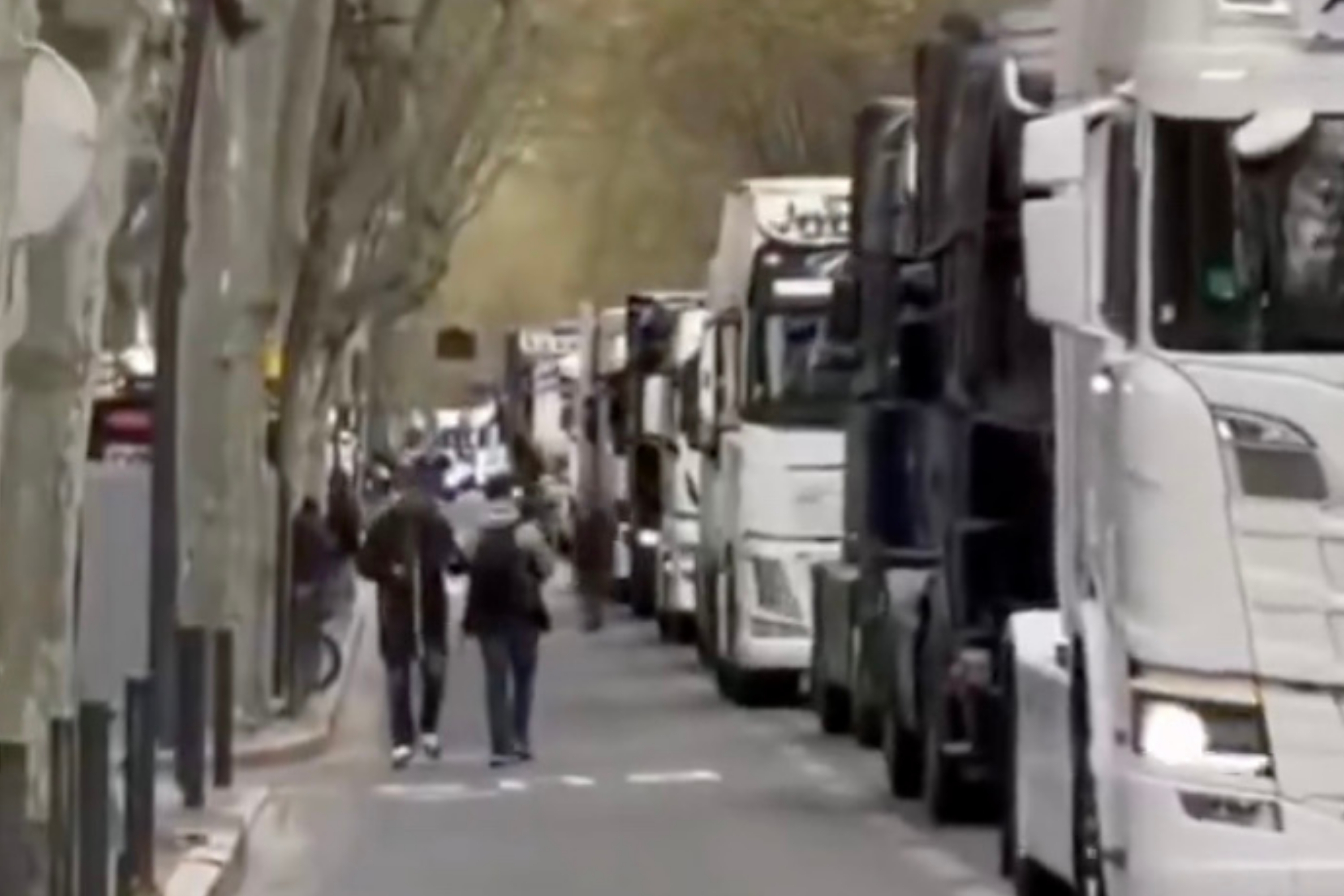 Fransa'da taşımacılardan akaryakıt protestosu: Trafik gün boyu aksadı