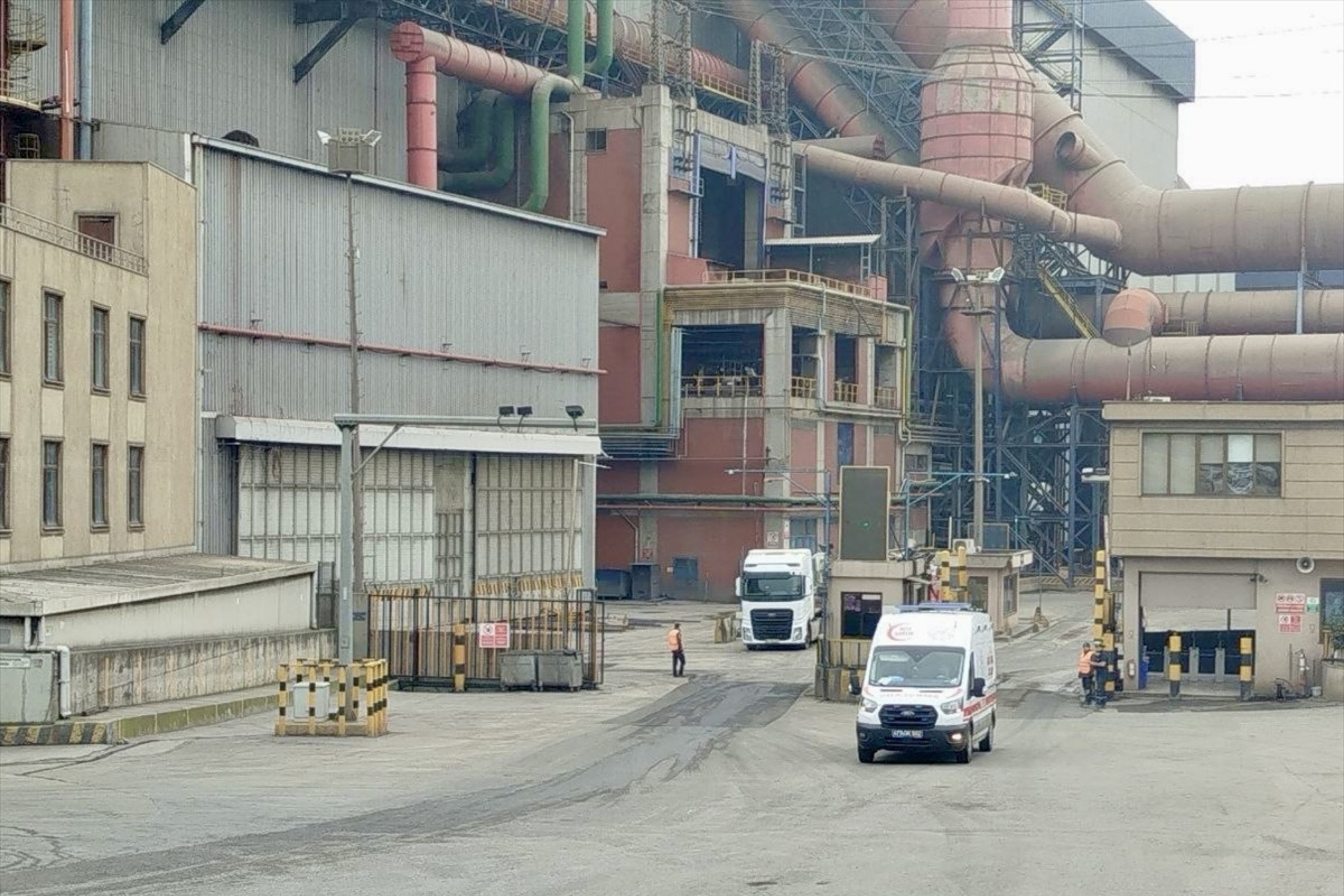 Fabrikada platform çöktü: 3 işçi yaşamını yitirdi, 1 işçi ağır yaralı