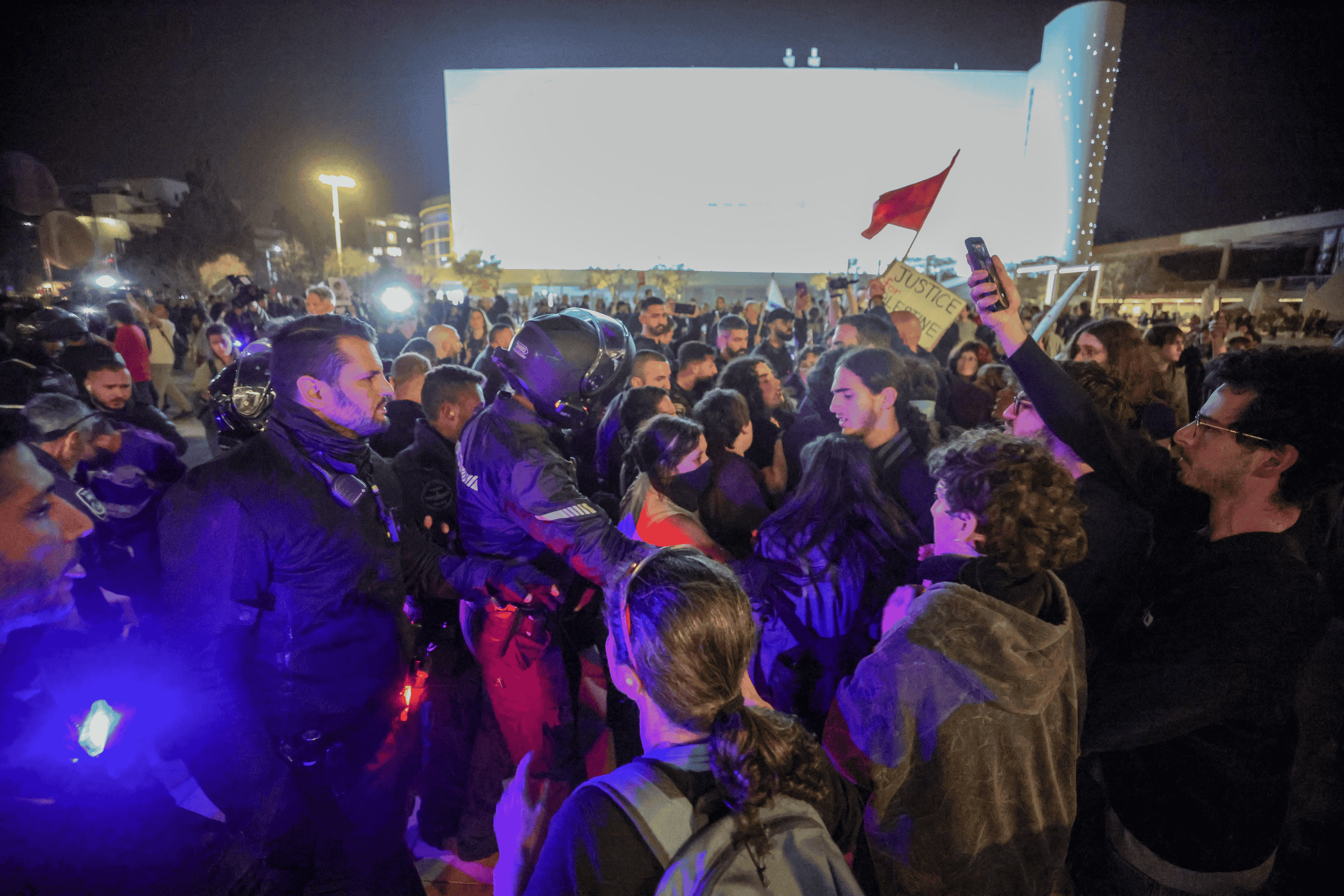 İsrail polisi füze saldırısından kaçan savaş karşıtlarının sığınaklara gitmesine engel oldu