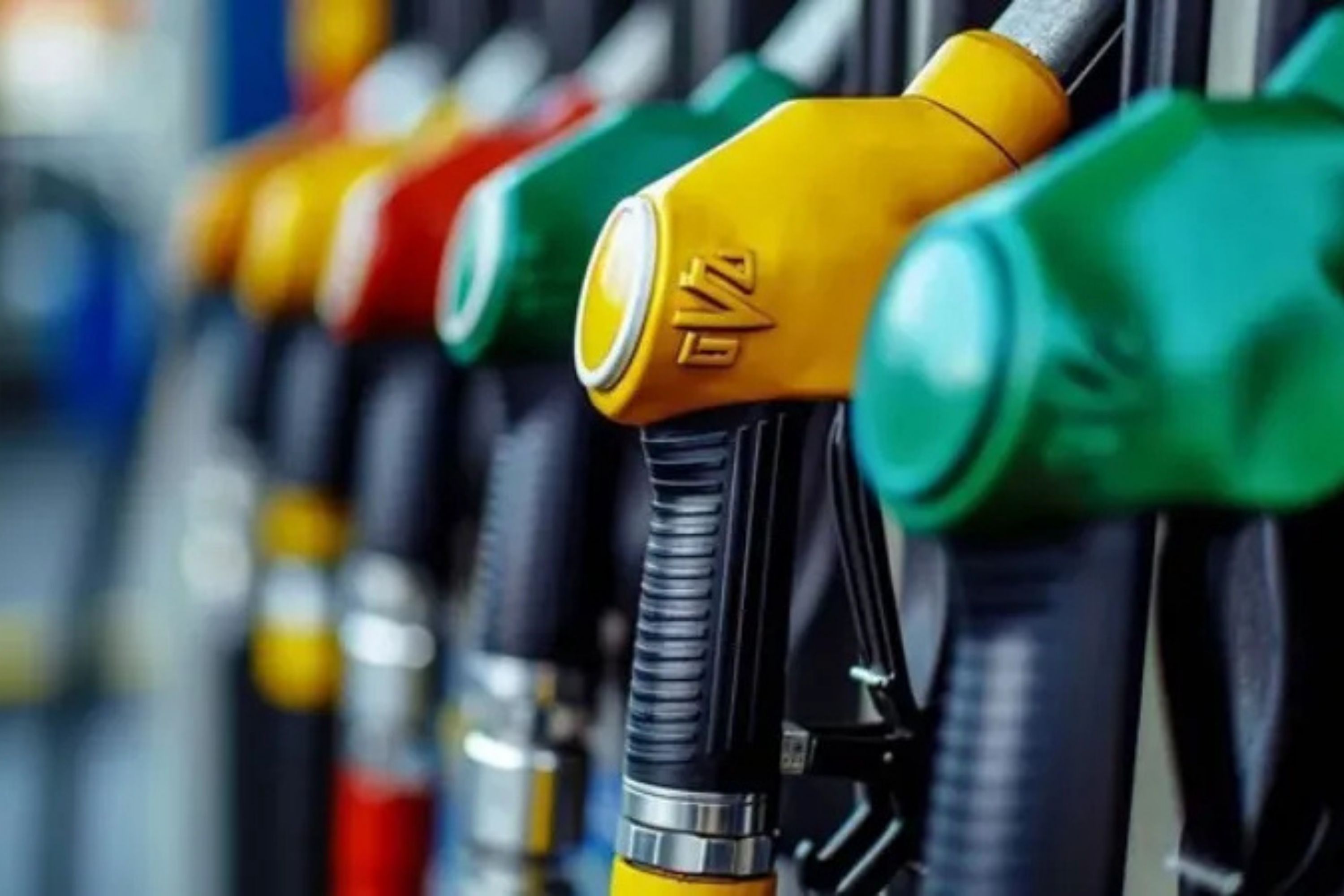 Petrol düşerken akaryakıta dev zam: Motorin 7,80 TL arttı