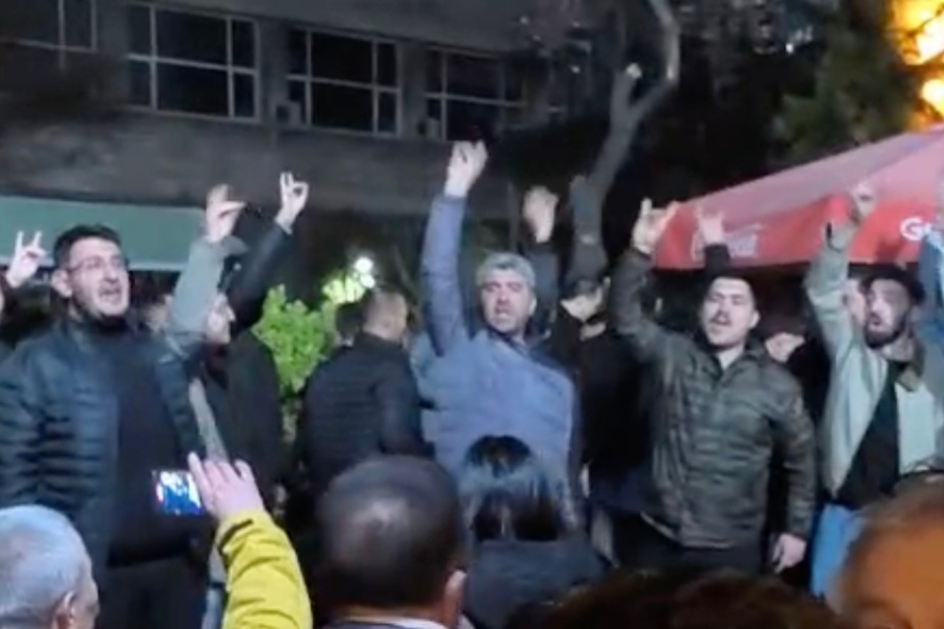 Ankara Tabip Odası’nda seçimi kaybeden grup ‘Türkeş’in askerleriyiz’ sloganı attı