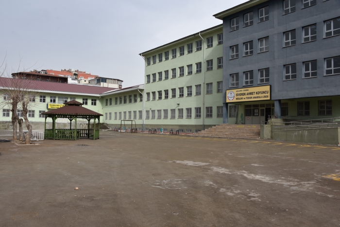 Urfa'da okula silahlı saldırı: Eski öğrenci, 16 kişiyi yaraladıktan sonra hayatına son verdi