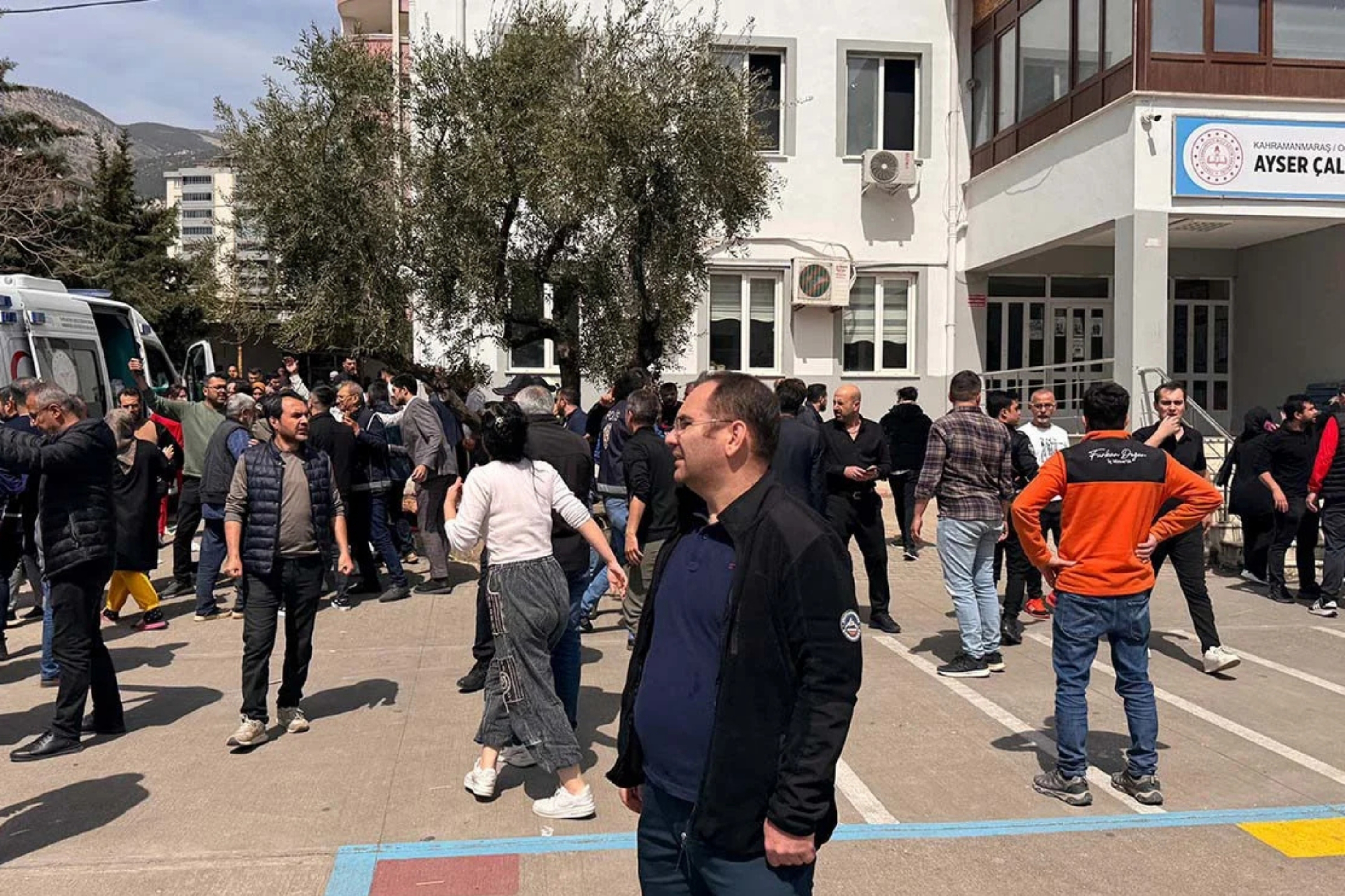 Maraş'taki saldırganı etkisiz hale getiren veli anlattı: 'Güvenlik güçlerimiz geldi, saldırganı sınıfa çekti'