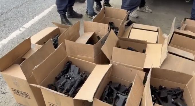 Bu silahlar nereye taşınıyordu: İstanbul'da bir kamyonetten binden fazla silah çıktı