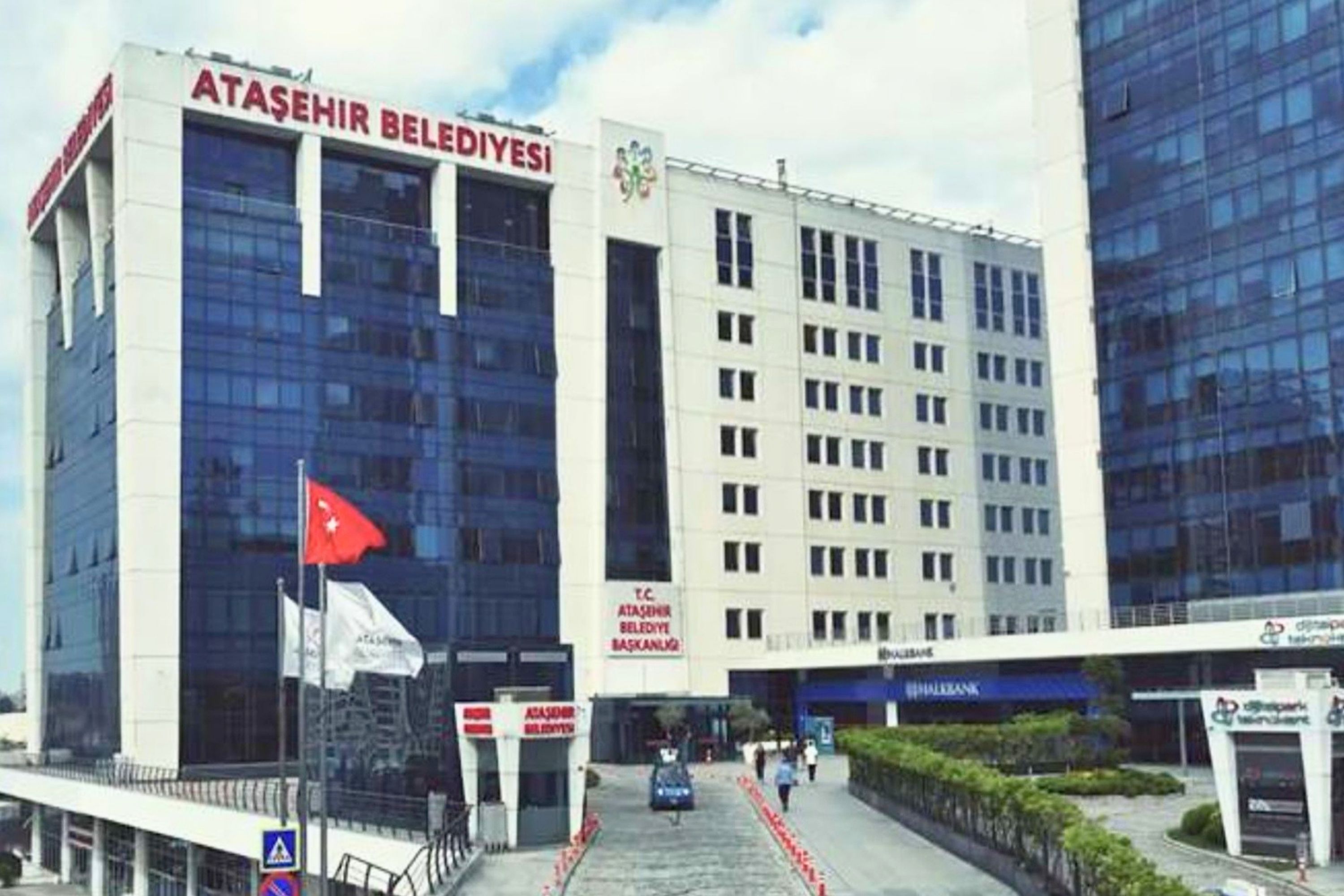 Ataşehir Belediyesi'ne operasyon: Gözaltına alınanlar adliyeye sevk edildi