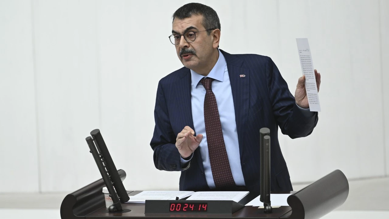 MEB’in protokol ‘utancı’: Yüzlerce tarikatı değil de ‘Kuaförler Derneği’ni açıklayabildi