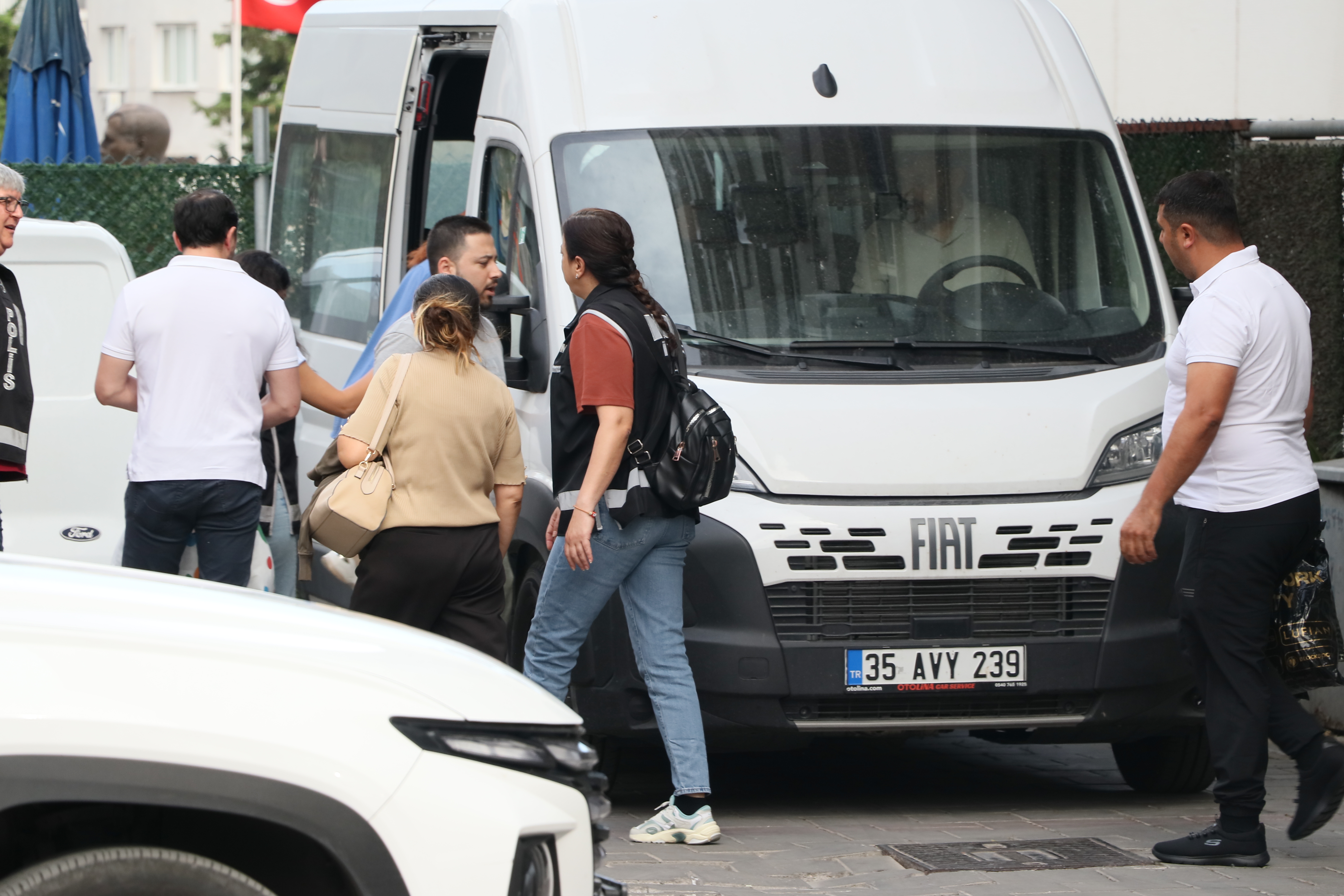 Seferihisar Belediyesi operasyonu: Ağbaba'nın danışmanı ve Belediye Başkan Yardımcısı dahil 5 tutuklama