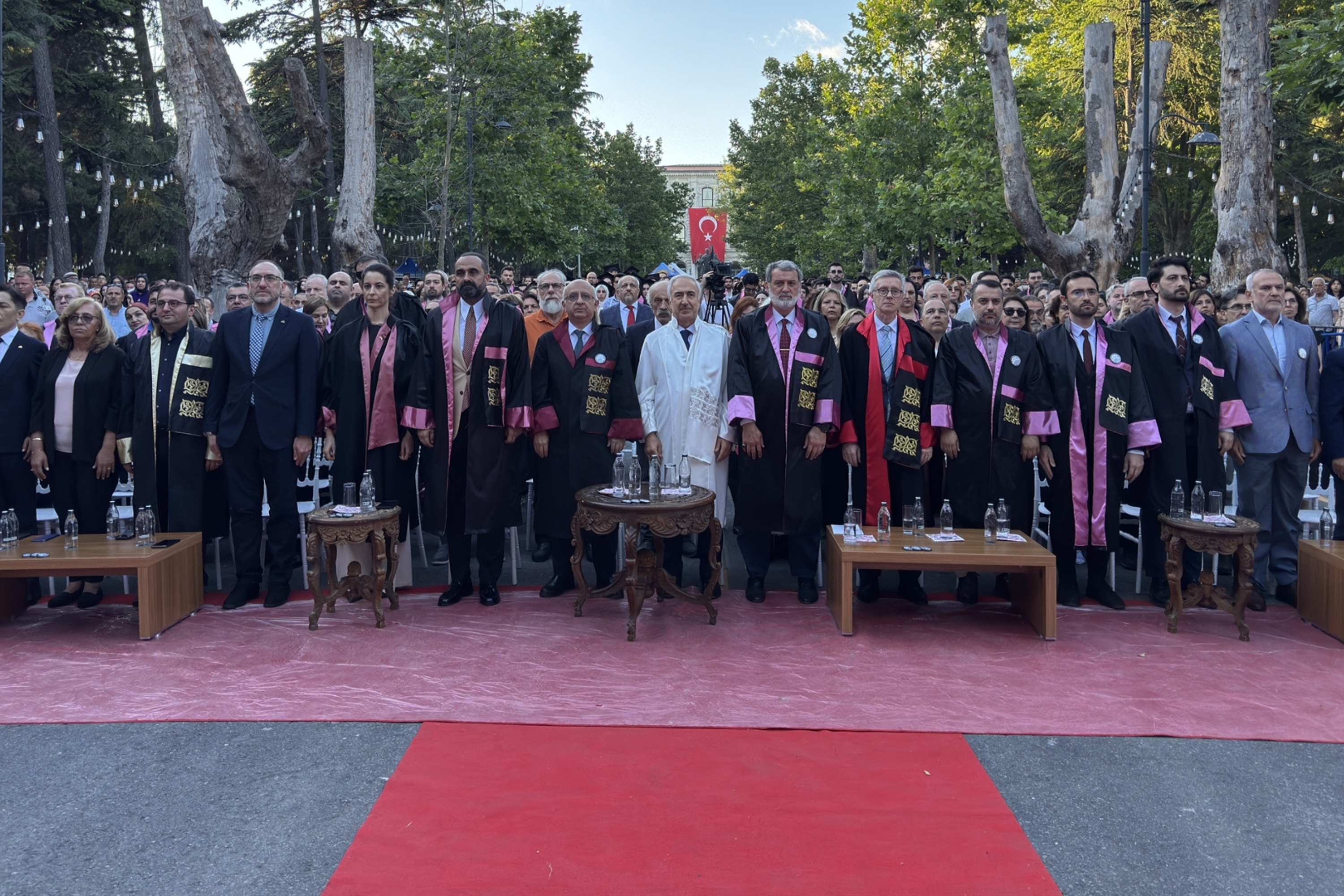 İstanbul Üniversitesi’nde 'aile' temalı, dualı mezuniyet töreni: Sırtlar yine Atatürk Anıtı'na çevrildi