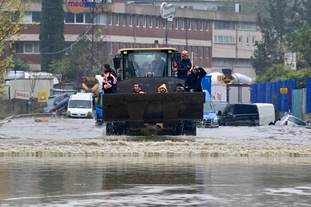 İstanbul’da yağış sonrası hasar büyüyor: 2 kişi hayatını kaybetti, 14 noktada kurtarma çalışmaları sürüyor