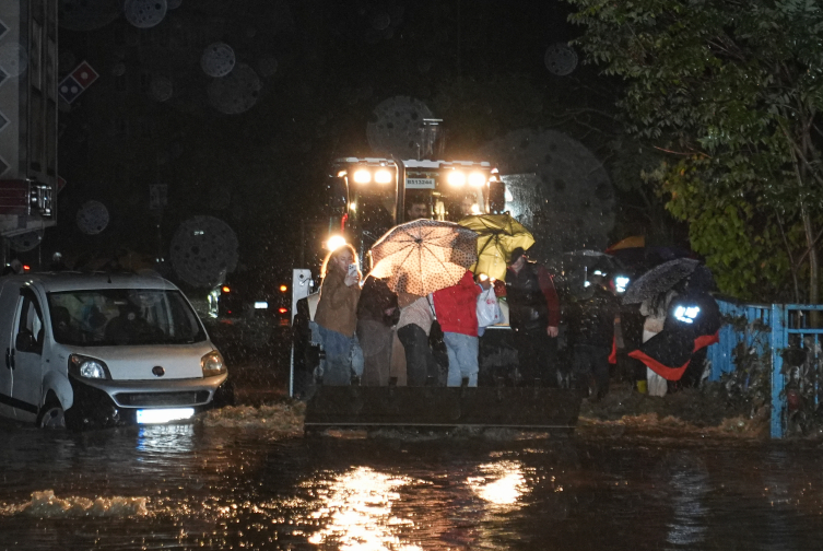 İstanbul'da sel: İki can kaybı, okullar yarın da tatil
