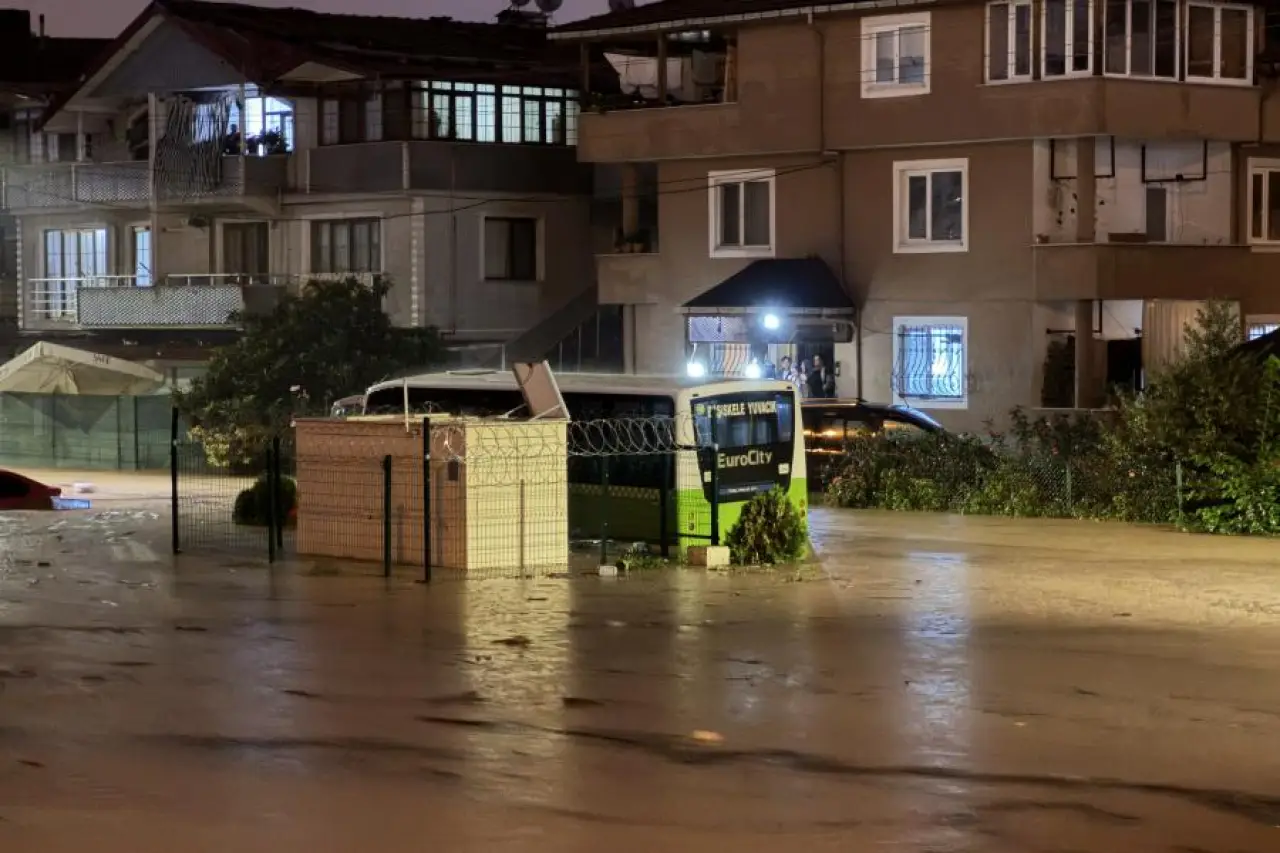 Kocaeli'de sağanak sel ve su baskınlarına yol açtı, okullar tatil edildi