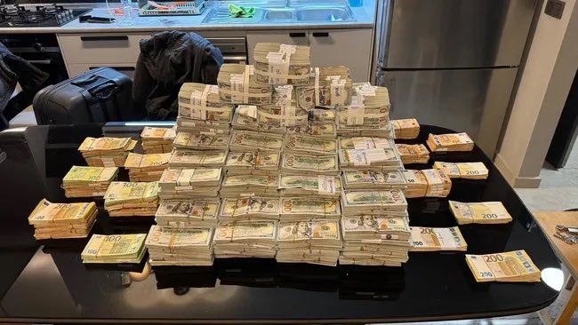 Esenyurt Belediyesi'nde başkan yardımcısının evlerinde ele geçirilen paralar AK Parti içinde tartışma yarattı