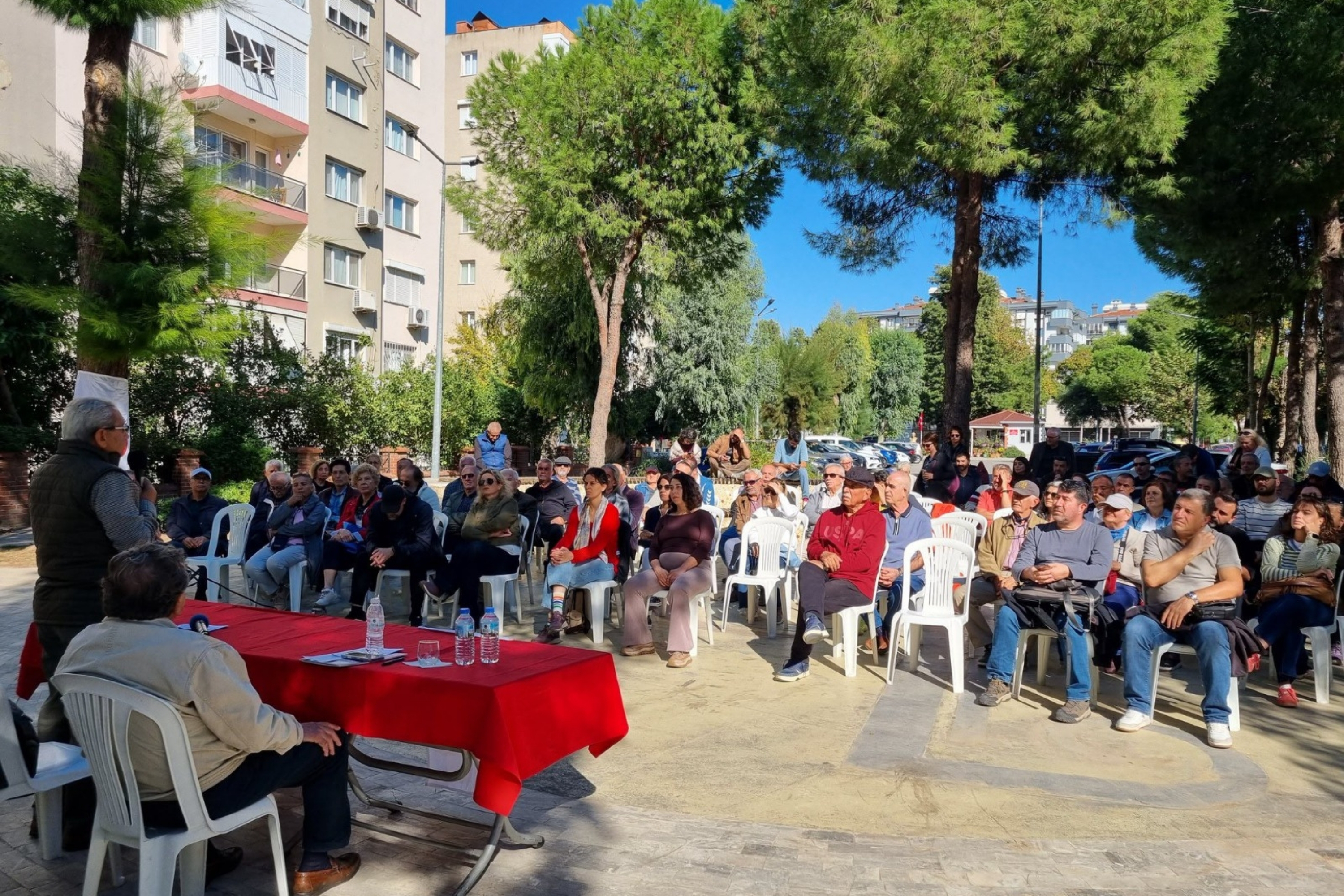Bornova'da düzenlenen söyleşide Cumhuriyetin geleceği tartışıldı