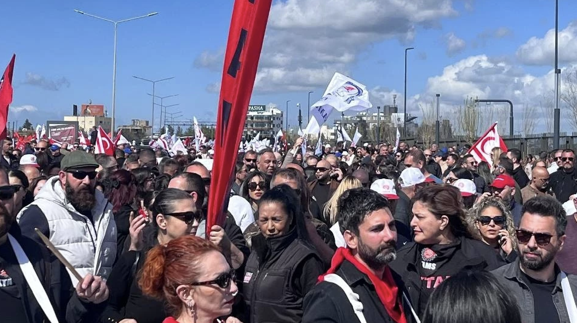 Kuzey Kıbrıs'ta hayat pahalılığı isyanı: Binlerce kişi barikatı aştı, Meclis'in kapısına dayandı