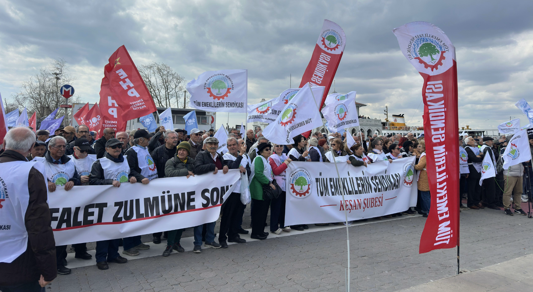 Emekliler taleplerini İstanbul'dan haykırdı: 'Emeklilik artık dinlenmek değil, hayatta kalma mücadelesidir'