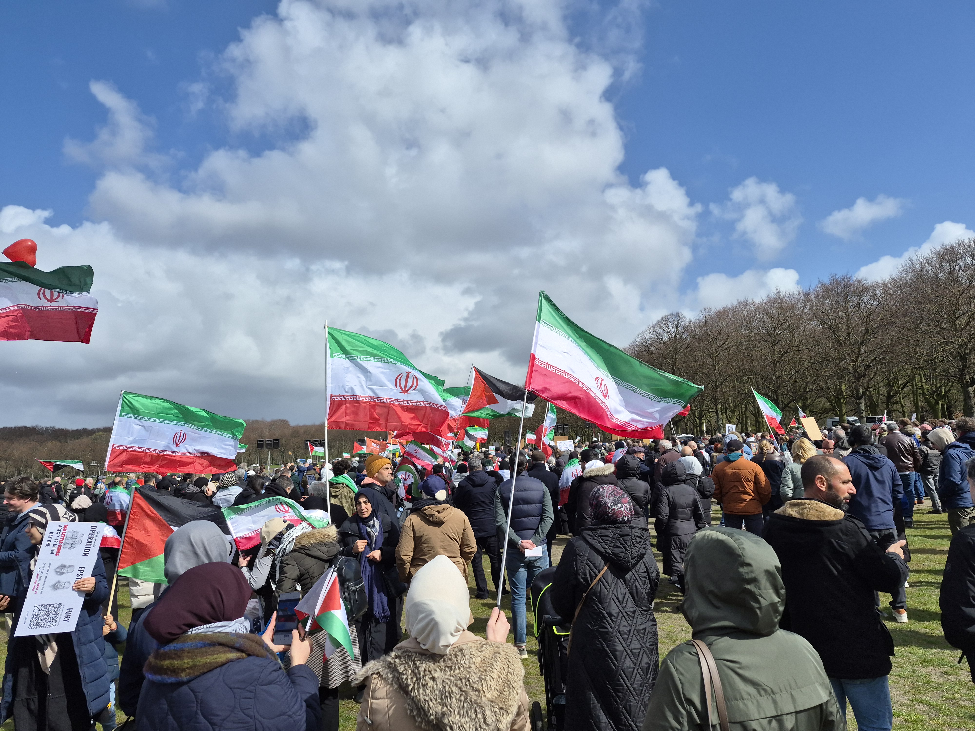 Lahey'de savaş karşıtı protesto: 'İran'a saldırıları durdurun!'