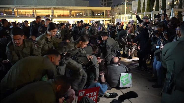 İsrail'de savaş karşıtı eylemlere polis saldırdı: 18 kişi gözaltına alındı