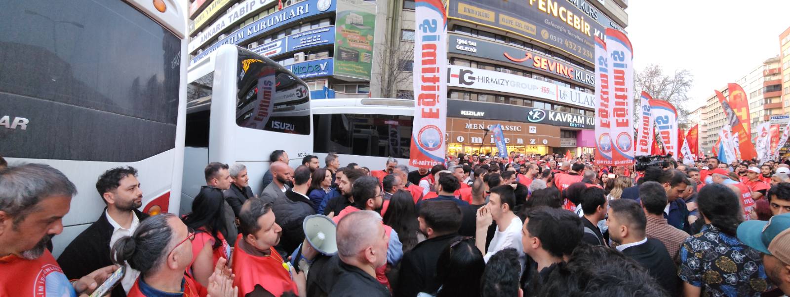 Ankara'da öğretmen eylemi: Yaşamak için 11 saatlik direnişten kesitler