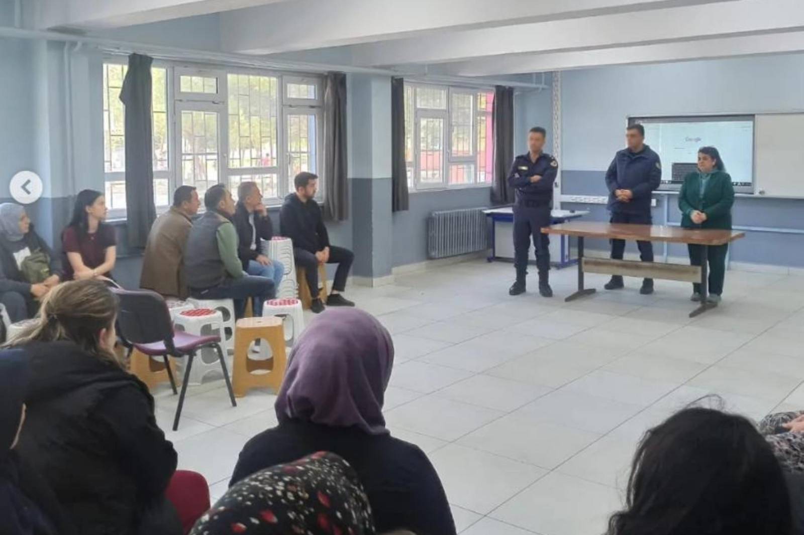 Jandarma sınıflara kadar girdi: MEB'den okullarda eğitimden uzak 'polisiye' çözümler