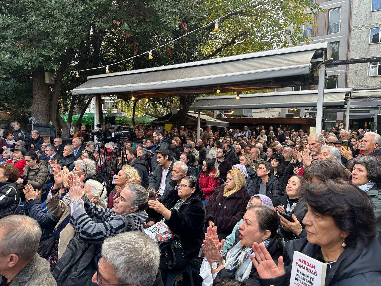 Meslektaşları Merdan Yanardağ'ın kitaplarını imzaladı: 'Ablukayı birlikte dağıtacağız!'