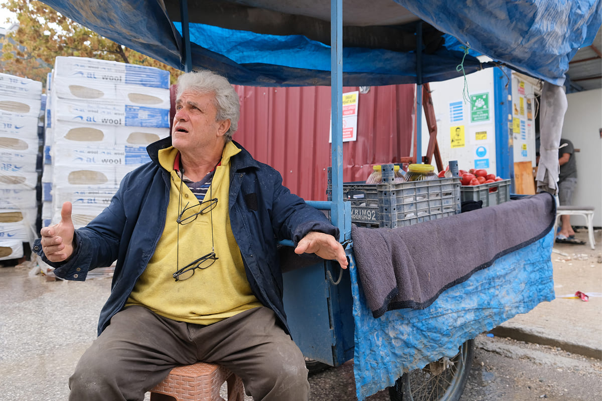"6 Şubat depreminin üzerinden geçen 1000 günün ardından Hatay'da süren altyapı sorunları, konteyner kent yaşamı ve ranta karşı mücadele eden halkın durumu."