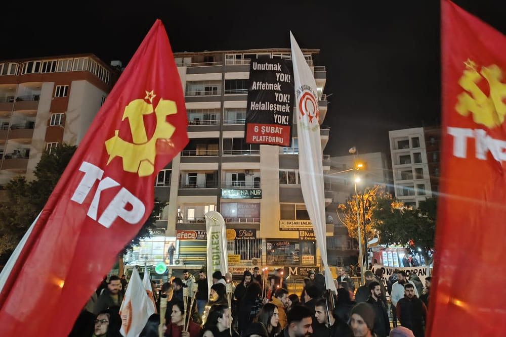 Kahramanmaraş merkezli 6 Şubat depremlerinin 3. yıl dönümünde, Hatay başta olmak üzere 11 ilde saat 04.17'de hayatını kaybedenleri anmak ve adalet talep etmek için düzenlenen geniş katılımlı anma etkinlikleri ve meydanlardaki yoğun kalabalık  