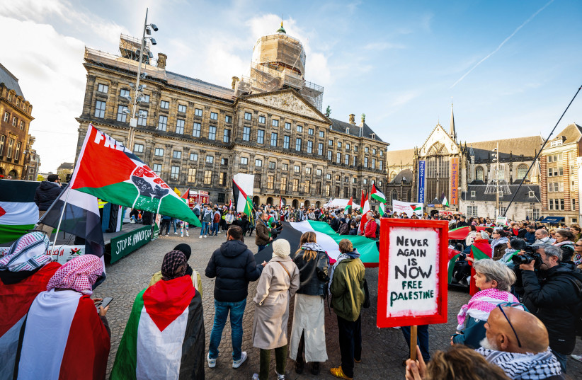 Amsterdam'da özel davetli Hanuka konseri protesto edildi: Yüzlerce kişi Filistin için sokağa çıktı