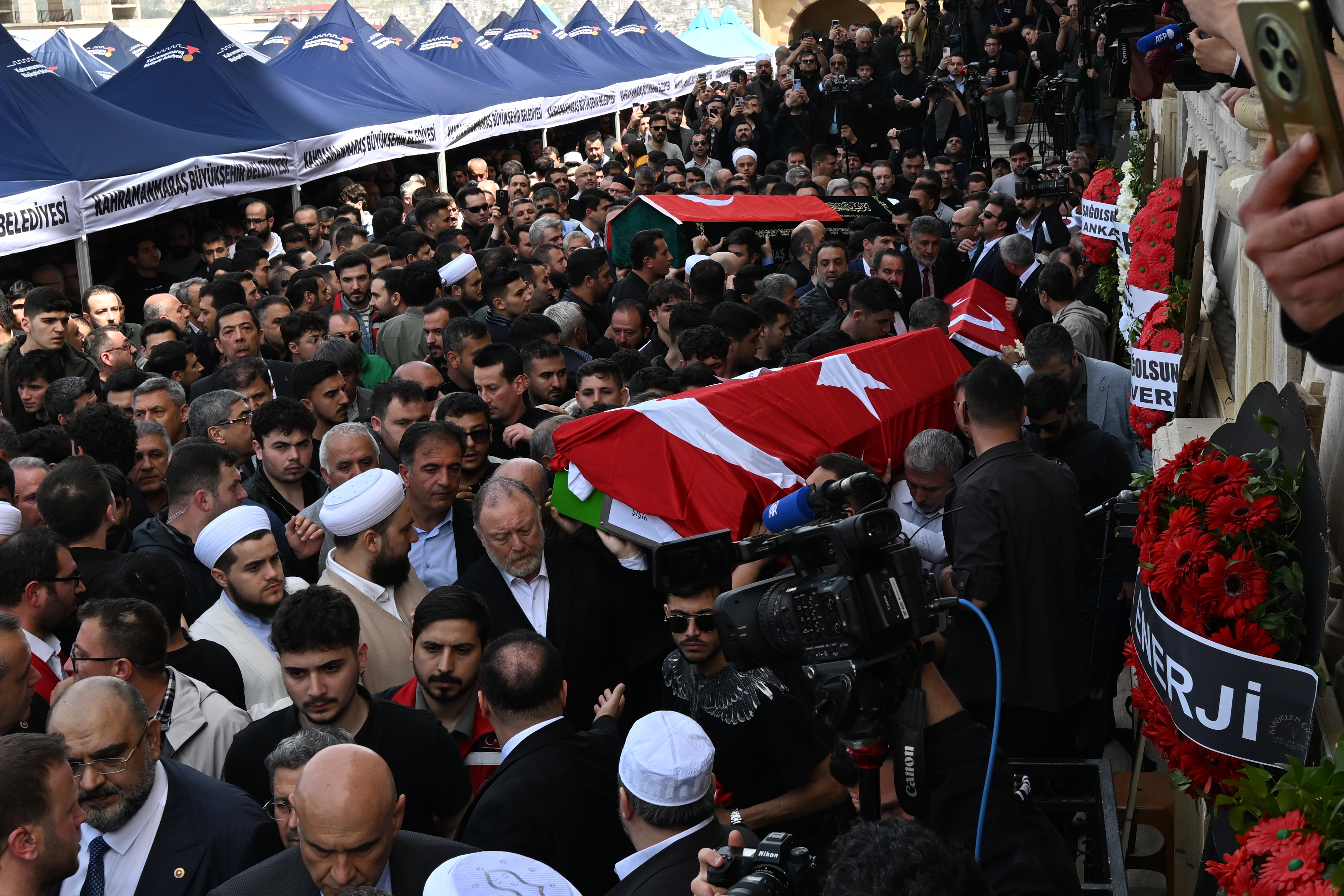 Maraş'taki okul saldırısında yaşamını yitirenlere gözyaşlarıyla veda