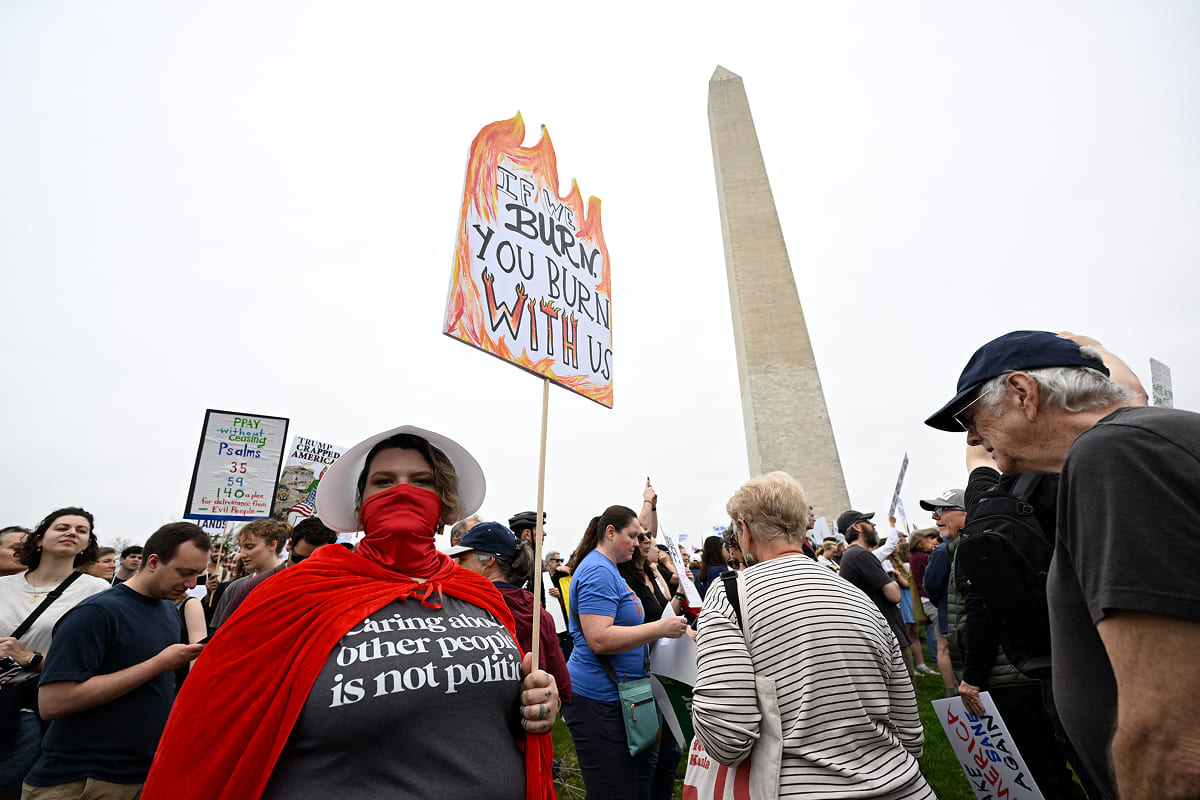 ABD'nin büyük kentlerinde Donald Trump ve Elon Musk'ın politikalarını protesto etmek için sokakları dolduran yüz binlerce gösterici ve taşıdıkları dövizler.