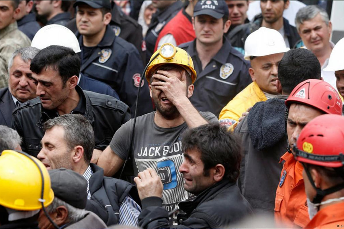 AKP iktidarının 23 yıllık madencilik politikaları, özelleştirmeler ve fıtrat açıklamaları sonucu hayatını kaybeden işçileri ve maden ocaklarındaki iş cinayetlerini anlatan görsel.