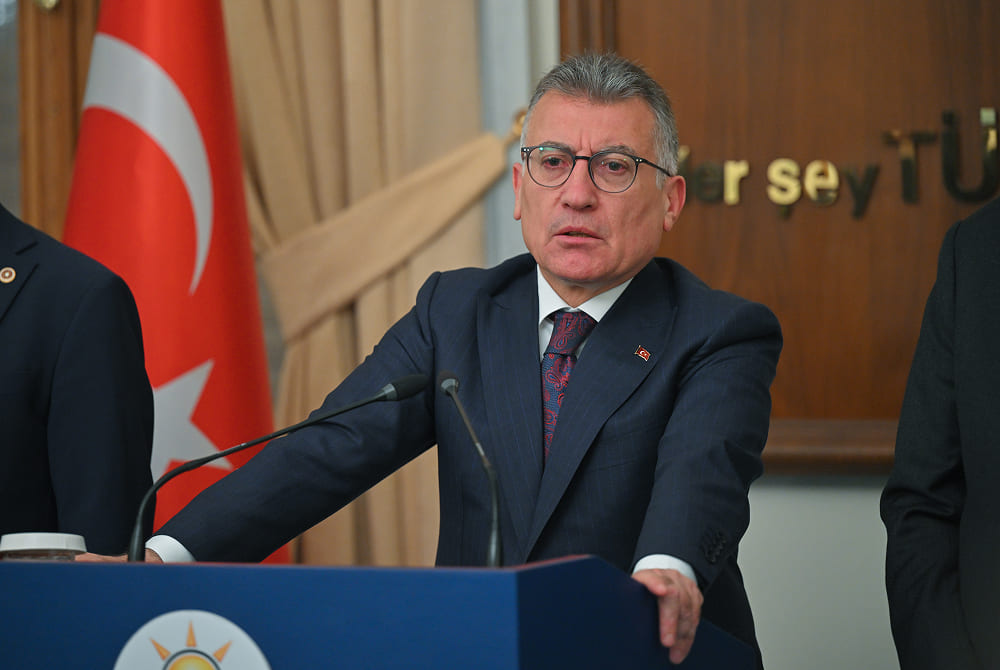 AKP Grup Başkanı Abdullah Güler'in, TBMM'deki yasal düzenlemeler ve ekonomi politikaları kapsamında bütün şirketlere, ulusal ve uluslararası yatırımcılara ve girişimcilere kapılarının sonuna kadar açık olduğunu vurgulayan açıklaması